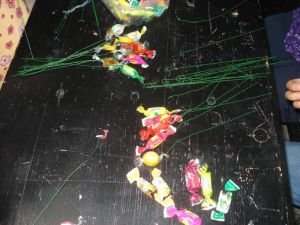 Zunächst musste jedes Bonbon an einem Draht befestigt werden