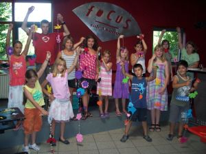Stolz präsentieren die Kinder am Ende des Nachmittags ihre Fenstergirlanden