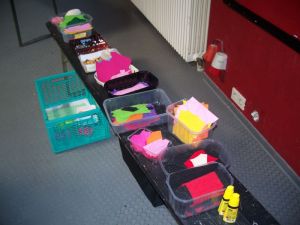 Für die Bastelkinder liegen schon Perlen und Filzplatten bereit