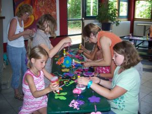 Die Helferinnen gehen den Kindern etwas zur Hand