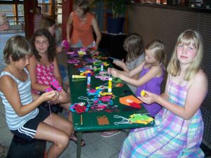 Eifrig wird mit Nadel, Faden, Schere und Klebstoff gearbeitet