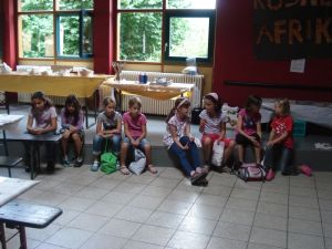 Gespannt warten die Kinder bis es los geht ...