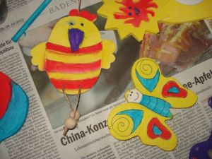 Wunderschöne farbenprächtige Holzfiguren liegen zum Trocknen aus