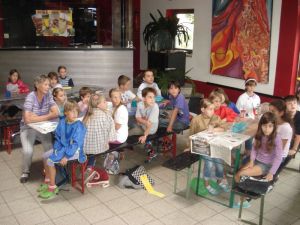 Die Kinder sind ganz aufmerksam, als die Anweisungen zu den Acrylfarben erteilt werden