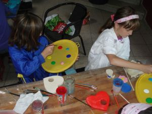 Eifrig machen sich die Kinder ans Werk