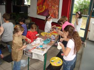 Bei Bedarf stehen die Helferinnen den Kindern zur Seite