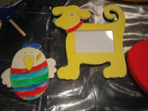 Ein Bilderrahmen mit Hundemotiv neben einem Blumenanhänger