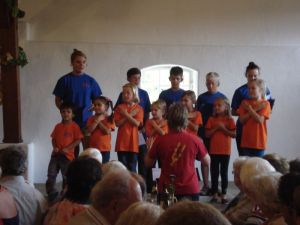 Der Kinderchor DENKENDORFER KLANGSTERNCHEN und der Jugendchor FERMATE bei ihrem gemeinsamen Auftritt