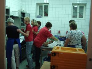 Vor Beginn der Veranstaltung laufen in der Küche die Vorbereitungen