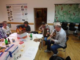 Schön wenn man hierzu Musikanten in den eigenen Reihen hat, die beim Singen begleiten können