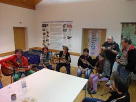 Unsere Gitarrengruppe spielt vor, was sie einstudiert hat