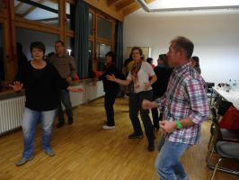 Am Samstagabend wird fröhlich getanzt