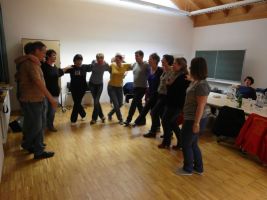 Hier tanzt eine muntere Gruppe SIRTAKI