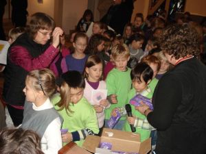 Ute Wotschke und Erika Wagner verteilen ein kleines Dankeschön an die Chorkinder