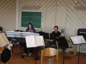 Unsere beiden Instrumentalisten bereiten sich auf die Probe vor