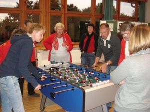 Am Tischkicker geht es heiß her und manches Match ist hart umkämpft 
