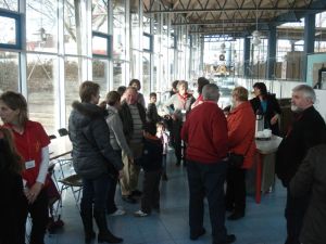 Kinder, Eltern und die Mitglieder der Projektgruppe treffen sich im Foyer der ASS-Sporthalle