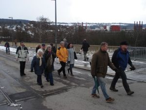Eine Gruppe von Wanderern macht sich zu Fuß auf den Weg nach Mettingen