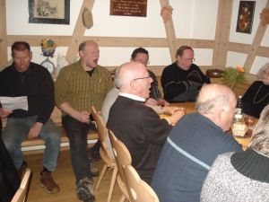 Die Männer schmettern ihren BAJAZZO