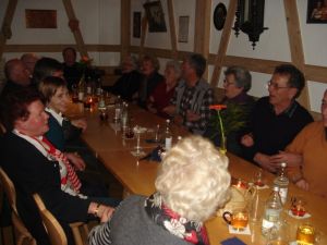 Nach dem Essen wird fröhlich gesungen und geschunkelt