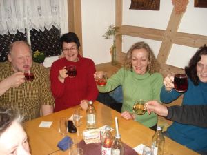 Auch die Sängerinnen und Sänger der STIMMGABEL haben viel Spaß im Besen