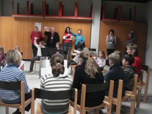 Auch das Projektteam ist bei der abschließenden Präsentation der Kinder mit anwesend und freut sich