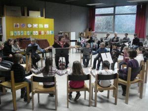 Die Kinder präsentieren den anwesenden Eltern, was sie heute schon alles gelernt haben