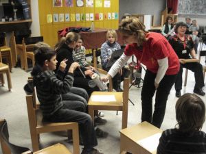 Marion Weiß verteilt Bleistifte mit Notenmotiv an die Chorkinder