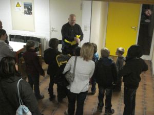 Hansjörg Friton alias BALLONI fertigt Luftballontiere für die Kinder