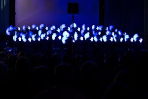 Schwarzlichtauftritt der STIMMGABEL im zweiten Programmteil