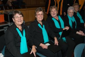 Die Sängerinnen von OBLIGATO warten auf ihren Auftritt