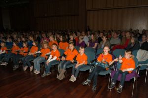Der Kinder- und Jugendchor beobachtet das Geschehen auf der Bühne