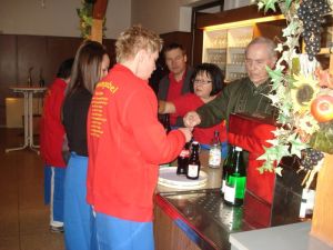 Reger Betrieb bei der Essens- und Getränkeausgabe