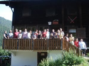 Das traditionelle Gruppenfoto vor dem Berghaus VALISERA