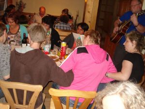 Am ersten Abend wird fleißig gesungen