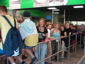 Warten an der Talstation der Bergbahn zum Walmendinger Horn