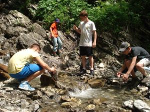 Auch unterwegs lassen die Jungs keine Gelegenheit aus, um Steine ins Wasser zur werfen