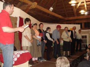 Der 2. Vorstand des Vereins, Dieter Waller, stellt nach der Aufführung die Mitwirkenden vor