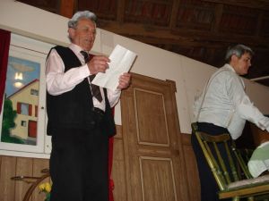 Vater und Sohn lesen den Brief von Elisabeth, dem nichts Gutes zu entnehmen ist