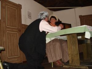 Opa Beichle zieht alle Register, weil er denkt, dass er seine Elisabeth von der Partnerschaftsvermittlung vor sich hat ...