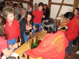 Das Bedienungspersonal aus den Reihen des Chors STIMMGABEL hat alle Hände voll zu tun ...