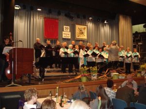 Der Stammchor OBLIGATO eröffnet das Programm