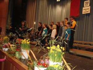 Der Jugendchor mit einigen Sängerinnen und Sängern der STIMMGABEL