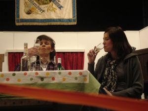 Mutter und Tochter stoßen auf den Geburtstag des Hausherrn an