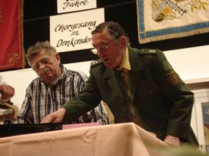 Der Büttel inspiziert den Inhalt von Frau Rupfingers Bratentopf