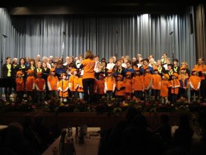 Beim großen Finale stehen alle Ensembles des Liederkranzes gemeinsam auf der Bühne