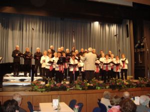 Der Stammchor OBLIGATO eröffnet das Programm