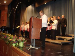 Die 1. Vorsitzende Irene Heubach begrüßt die Gäste in der Festhalle